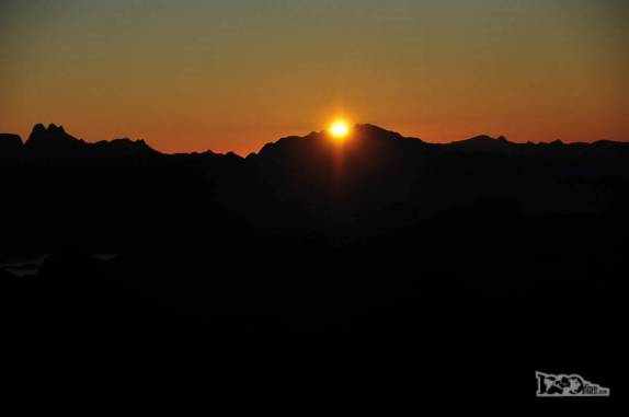 O sol se levanta atrás das montanhas do Parque Nacional da Serra dos Órgãos, no Rio de Janeiro